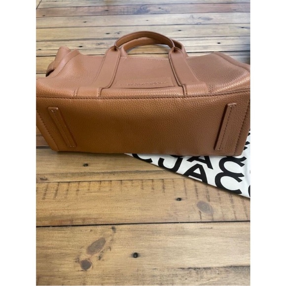 Marc Jacobs Medium Tote Bag with Structured Design and Embossed Text - Picture 5 of 12